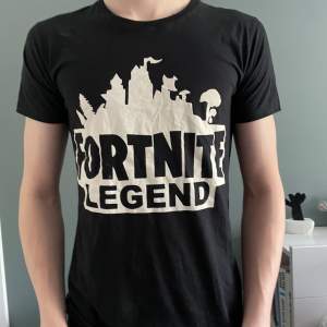 Säljer nu min exklusiva fortnite legend t-shirt. Den är använd max 3 gånger och går ej att köpa i Sverige. Modellen på bilden har egentligen storlek L, så tröjan funkar i både storlek M och L.