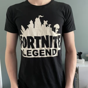 Fortnite Legend t-shirt - Säljer nu min exklusiva fortnite legend t-shirt. Den är använd max 3 gånger och går ej att köpa i Sverige. Modellen på bilden har egentligen storlek L, så tröjan funkar i både storlek M och L.
