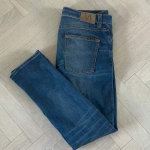 Snygga ljusare blåa jeans från märket Nudie. Jeansen är i jättebra skick och är väldigt fräsha. Snygg färg och bra passform. Modellen heter lean dean och storleken är 33 i midja och 32 i längd!