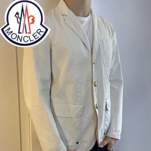 Moncler jacka  - Hej säljer den här super populära Moncler kavaj/cardigan som inte kommer till användning längre i storlek 2/3