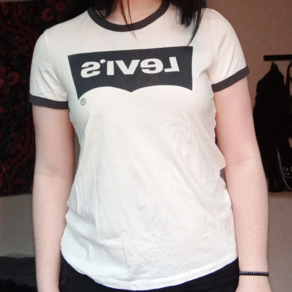 Vit levi's t-shirt! Fint skick, storlek M. . T-shirts.