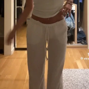 Lågmidjade Linnebyxor - Säker dessa trendiga, slutsålda linnebyxorna då dem va en storlek stora för mig! Byxorna passar S-M och sitter super fint! Aldrig använda, ⚠️pris kan diskuteras!⚠️💕 lånade bilder från TikTok, sista är min🫶