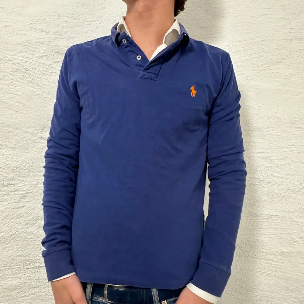 En as schysst långärmad piké från Ralph lauren. Storlek s och modellen på bilden är ca 183 cm. Fint skick. nypris 1499, köp för endast 299kr.  Fast pris gäller🤝. Tröjor & Koftor.