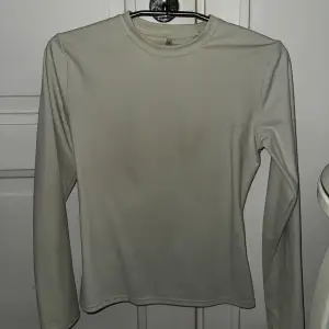 Active long sleeve top från det australienska märket Sisters & Seekers  Använd en gång Nypris 600kr