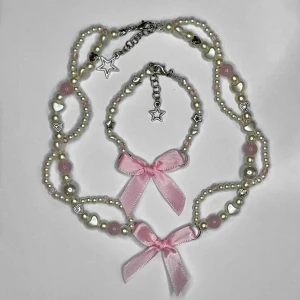 Rosa Rosett Handgjort Halsband och Armband 🎀 - Halsband Längd: 37 - 40 cm. Armband Längd: 16 - 18.5 cm. 