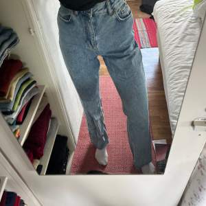 Säljer nu mina raka jeans från Zara då de blivit för stora för mig. De är blåa och långa i benen. Använda ett par gånger men inget som syns. Nytvättade vid köp. 🥳