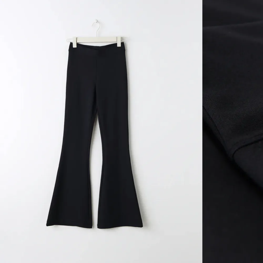 Två stycken svarta flare petite jersey trousers från Gina trivo strl M. Väldigt bekväma med stretch, passar i princip allt. Använd få gånger då jag insåg att de är något för korta på mig. Är 172cm, modellen på bilden är 166cm.  . Jeans & Byxor.