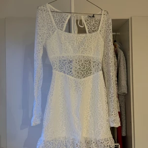 Vit spetsklänning  - I nyskick med prislapp kvar, helt oanvänd endast provad!! Perfekt som studentklänning😍 Skulle säga att den är lite liten i storlek. Nypris - 899kr