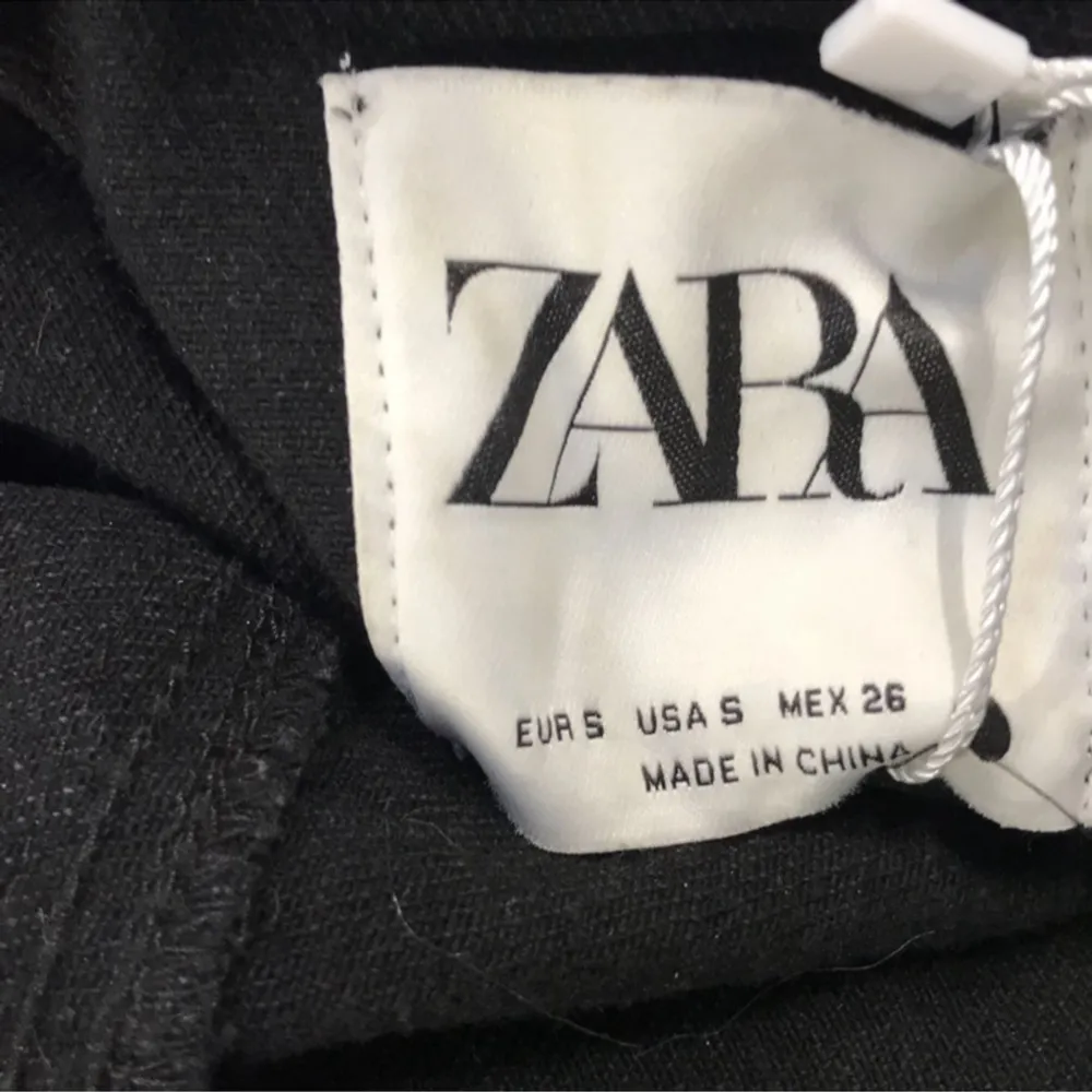 Säljer denna jeans jacka från zara då den inte kommer till användning längre 💕. Jackor.