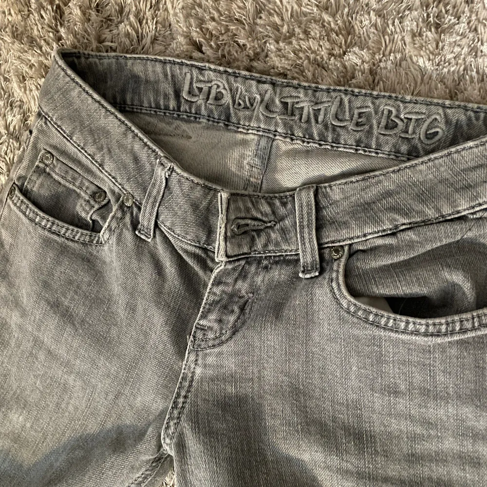 Väldigt Low waist bootcut med as snygga bakfickor, dem va tyvärr för små så säljer vidare!😍🤩 W26 L32. Jeans & Byxor.