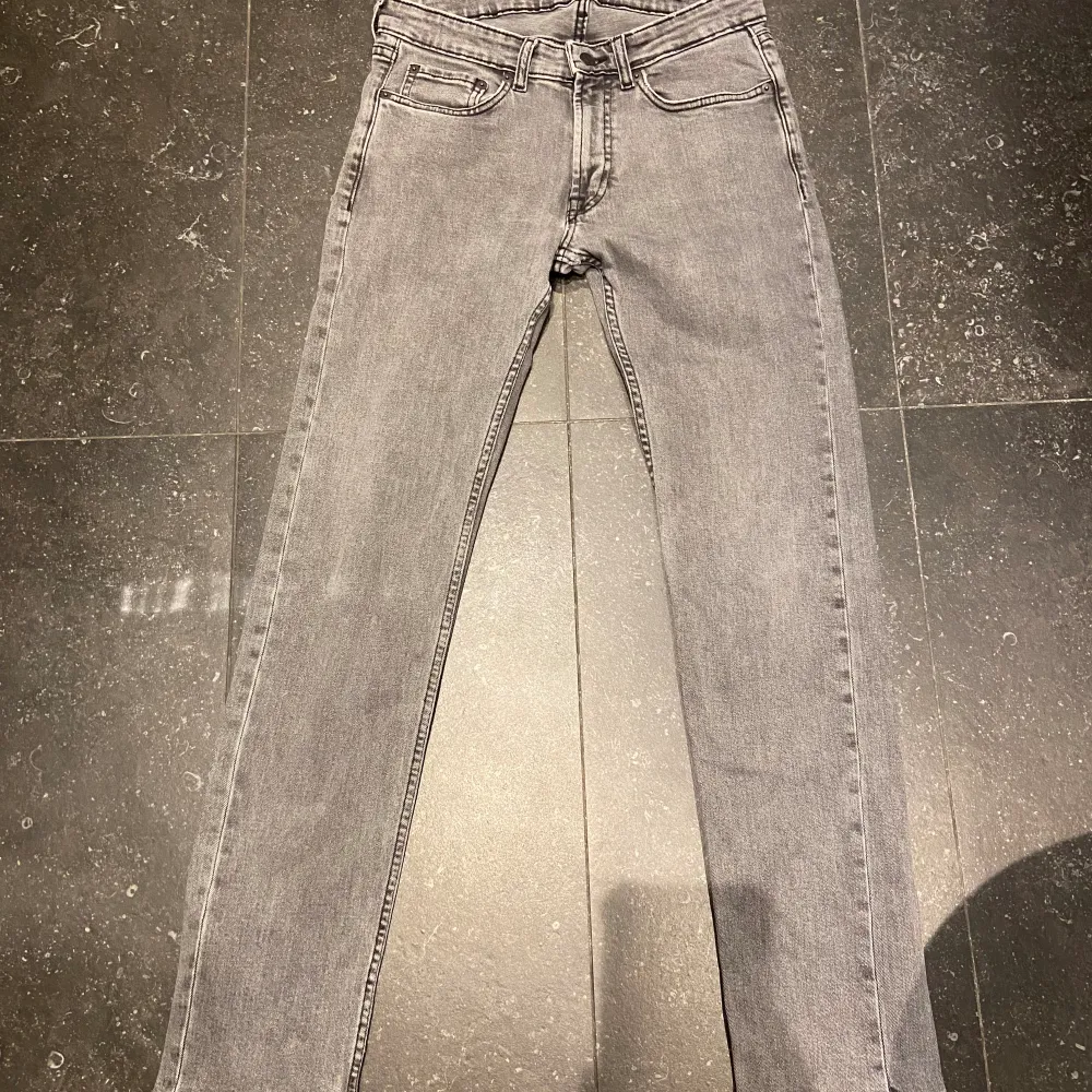 Grå jeans från dressman i regular fit, perfekt för dig som vill klä dig grish! Storlek 29-32! Köpta för 2 månader sedan och knappt använda. Hör av er vid frågor!. Jeans & Byxor.