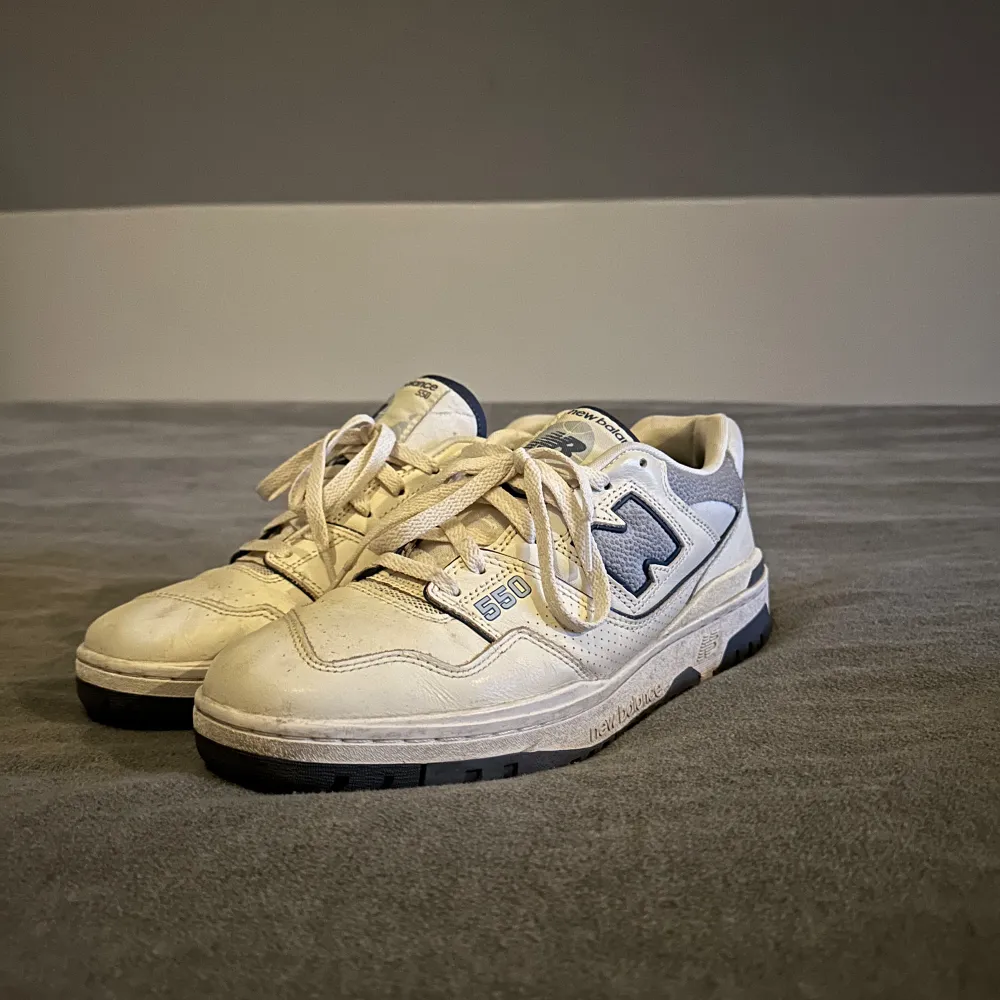 New Balance 550 i cream och light blue Skorna är i bra skick, bara smutsiga. Tvättar de såklart innan köpet.. Skor.