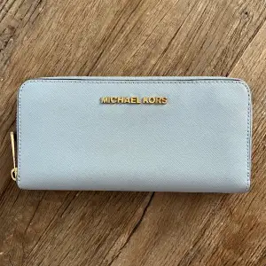 Ljusblå plånbok från Michael kors🦋köpt för många år sedan på raglady i Göteborg så ha inte kvar kvittot🦋 där av priset🦋 bra skick köpt 2015🦋
