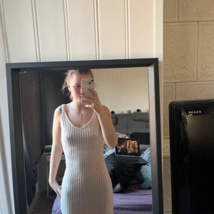 klänning med tröja - En klänning med matchande tröja till. Använd och tvättad 1 gång. Storlek XS från shein. 