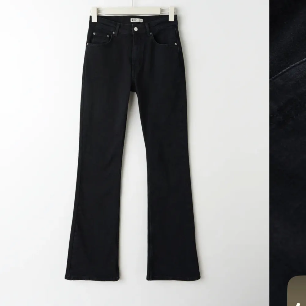 Tänkte sälja mina svarta jeans pågrund av att dom har blivit för stora för mig. Använda få tal gånger . Jeans & Byxor.