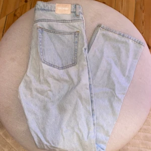 Ljusa jeans Weekday - Lös passform 