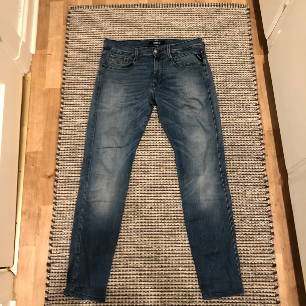 Jeans från replay i mycket bra skick-Storlek W33 L34-modellen är Anbass-killen på bilden är 182-kom dm om du har några funderingar . Jeans & Byxor.