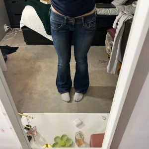 Lågmidjade botcut jeans  - Snygga Lågmidjade jeans från Tomy Hilfiger. Bra kvalitet. Står ingen storlek men skulle säga att dem passar M-L. Kolla bild för alla mått. 
