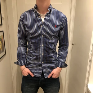 Ralph lauren skjorta - Skjorta perfekt nu till våren och sommaren-Slim fit-Storlek S-killen på bilden är 182-inga defekter alls-kom dm om du har några funderingar 