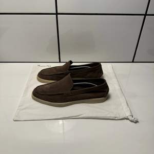 Massimo Dutti Loafers, skorna är i ett bra skick. En duktig tvättare så är dem som nya, använd en sommar. Nypris 1199, mitt pris 599kr! Storlek 42, passar även 43!Hör av er vid minsta fundering 😀