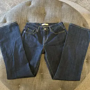 Lågmidjade bootcut jeans från Levis. Köpta av min mamma för 100 år sen men nyskick då hon inte använt dom och de är förstora på mig. Midjemått: 38cm rakt över, Innerbenslängd: 80cm. Lite för långa på mig som är 170💕