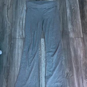  Yogapants  - Doms yogapantsen säljer jag för att dom är för små dom har använts ett bar gånger men inga håll eller skador.