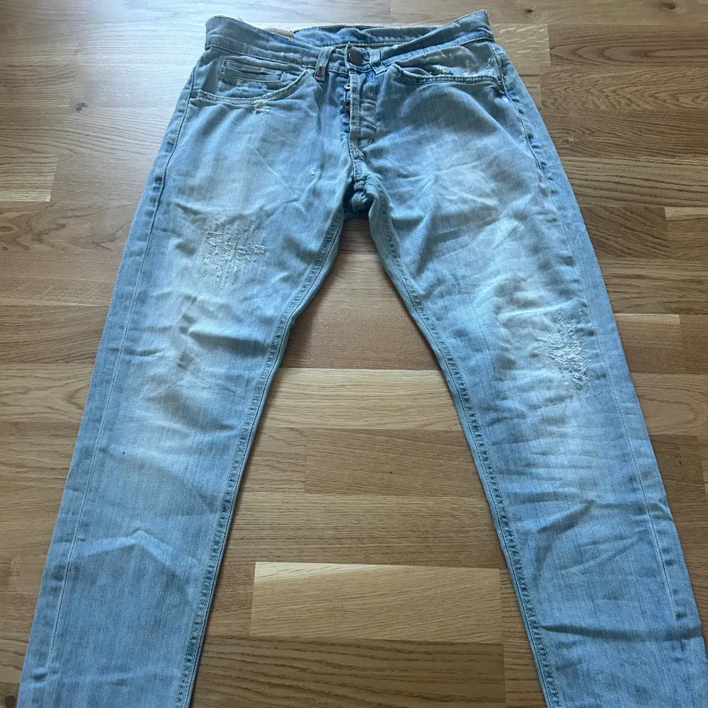 Ett par ljusa Dondup Jeans, modell George, storlek 30. Passar bra för någon som är runt 1,70. . Jeans & Byxor.