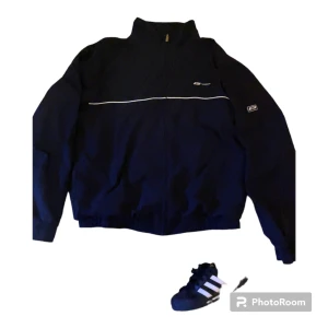 REEBOK JACKA - Säljer Reebok jacka för den är för stor på mig! Den är i mörkblå/marinblå, nice färg. Den är tunn, så det är en vår/sommar jacka. Jackan är till för dig som har relaxed o swaggy stil, passar till allt. inga defekter! Tar gärna prisförslag!!