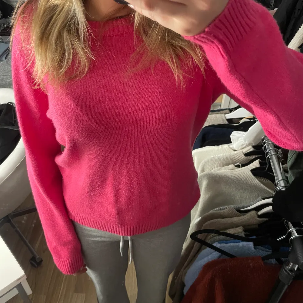 Stickad tröja i super fin rosa färg, bra skick. . Tröjor & Koftor.