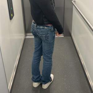 Säljer mina älskade true religion jeans då de inte längre kommer till användning 💗 lågmidjade. Skriv för mått eller fler bilder 