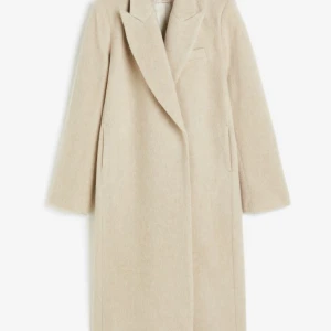 Kappa ullblandning  - Säljer helt oanvänd kappa från h&m i ullblandning storlek S 🥰 färgen är beige!! Finns i Jönköping 