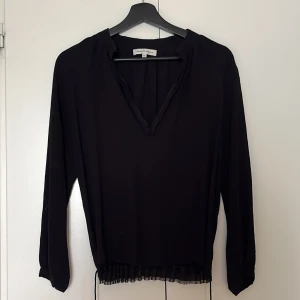 Second Female blus - Svart blus från Second Female strl XS. Går att knäppa i halsen! 