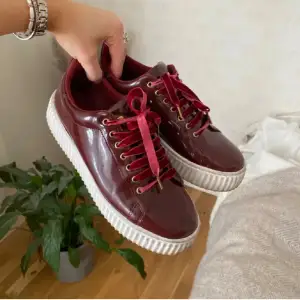 Vinröda fina skor från märket Guess!❤️