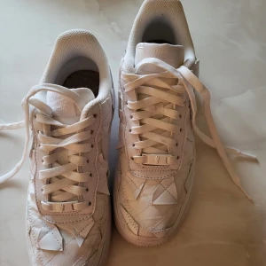 Billie Eilish  - Använda max 2 ggr . Var för stora för mig. Tyvärr ingen låda kvar den försvann i flytten . Väldigt bra skick 