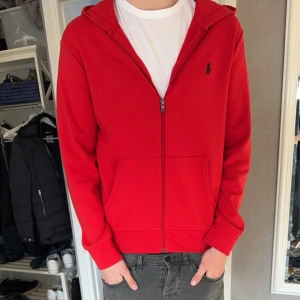 Ralph Lauren Hoodie - Hoodie från Ralph Lauren, köpt i sommras för ca 1900 kr men inte kommit till anvädning. Tveka inte för att skriva om ni har några funderingar💯
