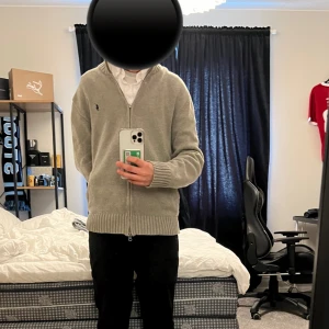 Ralph lauren full zip stiackad. - Ralph lauren full zip stiackad. Storlek m Ny pris 1700 mitt pris 500 Priset kan sänkas snabbt vid snabb affär  Hör av er om det är några funderingar