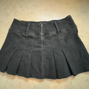 Otroligt fin jeanskjol ifrån London! - Sååå så fin kjol ifrån London!  Fick den av en vän och den är otroligt fin tycker jag, tyvärr så är den för stor för mig. :( Knappast använd. Den är typ mörkblå med lite grått i tonen