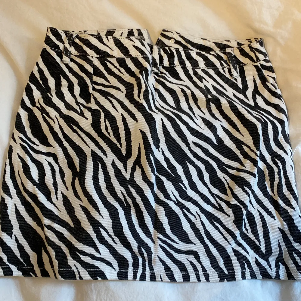 Denim, jeans kjol med zebra mönster. Aldrig använd och inga defekter.. Kjolar.