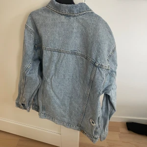 Jeansjacka  - Super fin jeansjacka, i jätte bra skick! Jackan är ifrån zara i barnmodell men skulle säga den passar en xs-s 😍