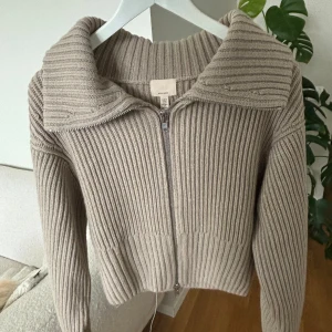 stickad tröja - oanvänd med lappar kvar, ullblandad tröja från h&m, storlek xs💕