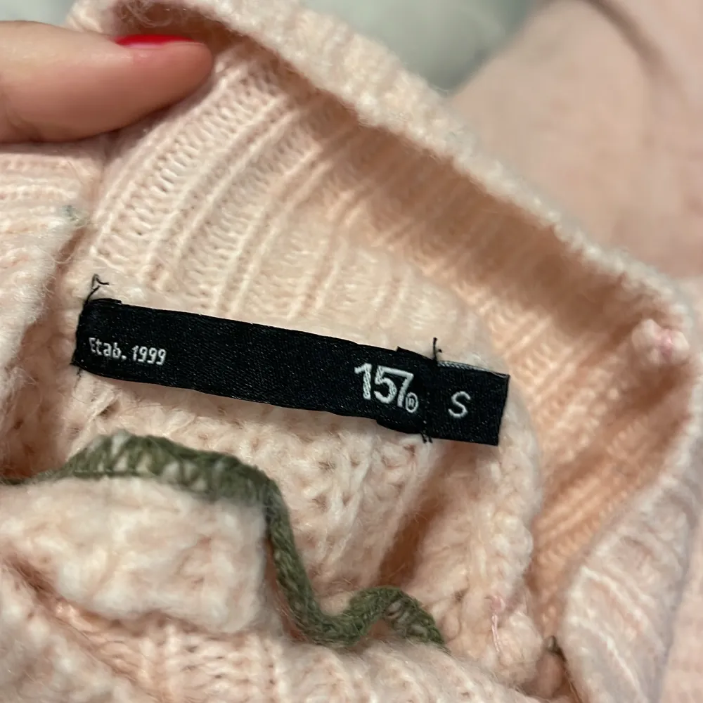 Jag säljer den här jättefina varma och mysiga stickade tröjan från lager 157. Den har använts ett fåtal gånger innan. Den säljs för att den inte kommer till användning.  (Skriv gärna för mer bilder eller om du har frågor kring tröjan! ) . Tröjor & Koftor.