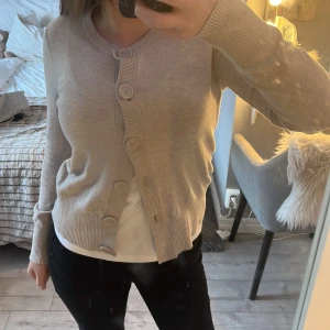 Kofta - Jättefin kofta från gina tricot. Inga defekter😇😇passar även storlek S som jag har