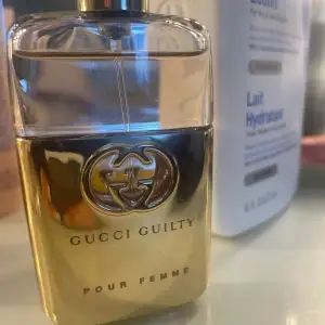 Gucci parfym som är på 30ml, du ser hur mycket jag har använt. Köptes för 1075 säljer för 450 pris går att diskutera❤️Låda kommer med