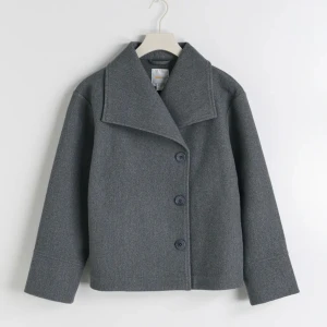 Grå kappa Gina Tricot Young  - Jag säljer denna oanvända kappan som är ny med prislapp från Gina Young i storlek 158/164 Den är i bra skick och det är bara att kontakta mig vid minsta fundering köparen står för frakt ❤️ och kontakta mig innan köp. 