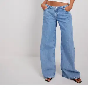 Low waist vida jeans från NA-KD Super snygga men tyvärr för långa därför jag säljer Jag är 165 och dom är för långa om ajg inte har klackar 💕 Nypris 629 Slutsålda 