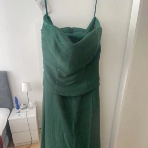 Balklänning  - Söker denhär otroligt fina bal/fest klänningen i mörkgrön den är ändvänd 1 gång så väldigt ny och i bra skick passar perfekt nu till balen 2024/ fest