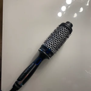 Björn Axén värmeborste - Säljer min Björn Axén värmeborste då den tyvärr inte kommer till andvänsning längre. Den är i väldigt fint skick och bara använt ett fåtal par gånger!😇 Orginalpriset är runt 500-600!