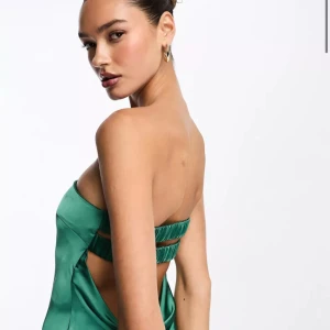 Klänning pretty lavish  - ” pretty lavish- smaragdgrön midaxiklänning utan axelband” köpt på asos. Säljer då jag köpte flera klänningar till balen men hann inte lämna tillbaka i tid. Alla lappar sitter kvar. Endast testad!