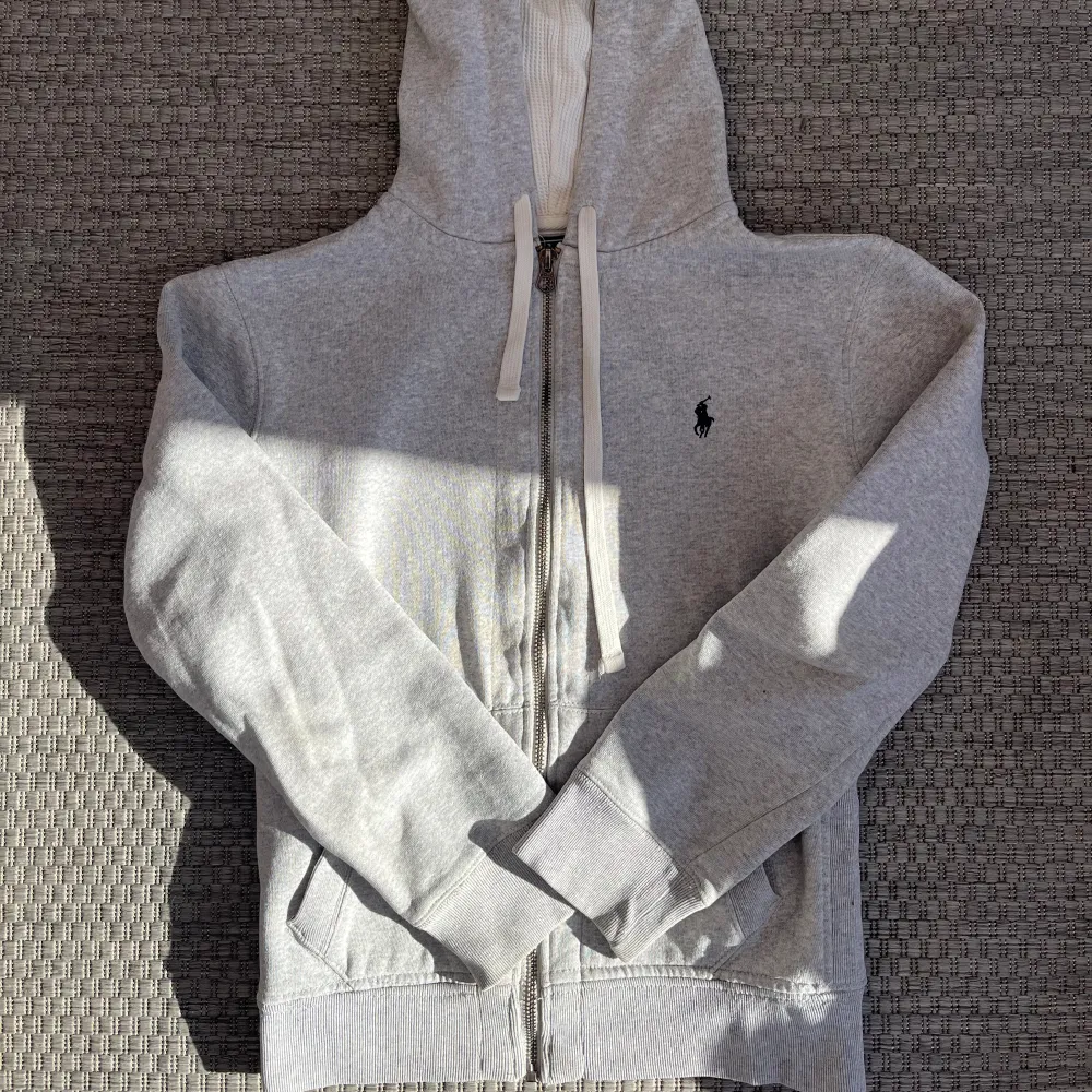 Ralph Lauren ziphoddie || Passar dig som bär S || Skicket är i toppklass || Pris 399 || pm vid frågor !. Hoodies.