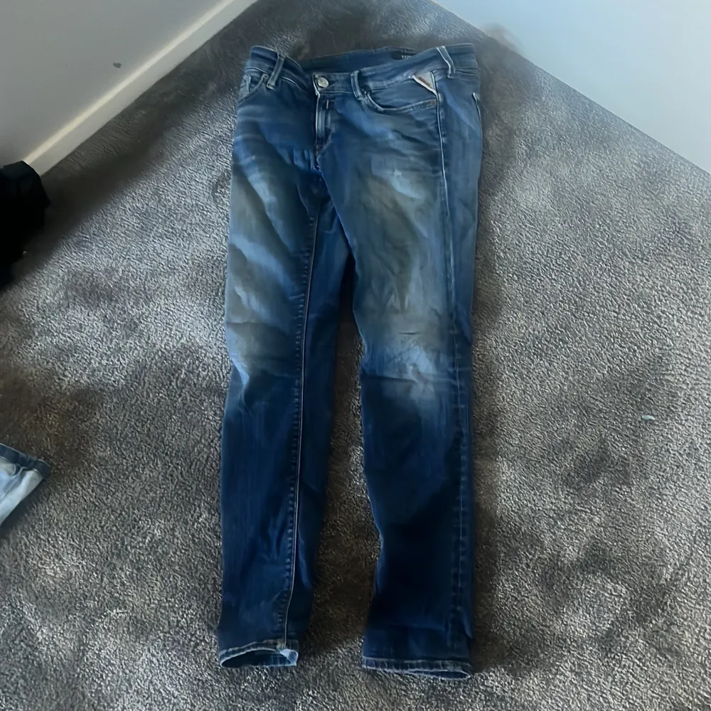 Säljer mina replay jeans i storlek 29 köpta för 1299 och säljer för 200 de är bra skicka kontakta dm för fler bilder skick 4/10. Jeans & Byxor.